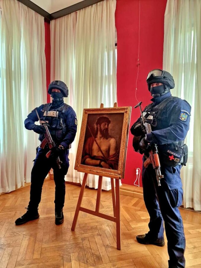 Tabloul „Ecce Homo” al lui Tițian, una dintre capodoperele Renașterii, a fost expus recent la Muzeul Municipal „Regina Maria” din Iași, fiind adus cu pază armată de la Muzeul Național Brukenthal din Sibiu. Lucrarea, care îl înfățișează pe Iisus prezentat mulțimii de către Pilat din Pont, are o istorie fascinantă, traversând Europa prin colecții regale și muzee celebre.

În 1968, tabloul a fost furat și a reapărut abia în 1998, în SUA, după trei decenii de mister. Revenit la Sibiu, a fost expus temporar la Iași, unde expoziția s-a încheiat prin lansarea unui album tematic. „Ecce Homo” rămâne una dintre cele mai valoroase și emoționante picturi din istoria artei, purtând cu sine o poveste plină de aventuri și redescoperiri.