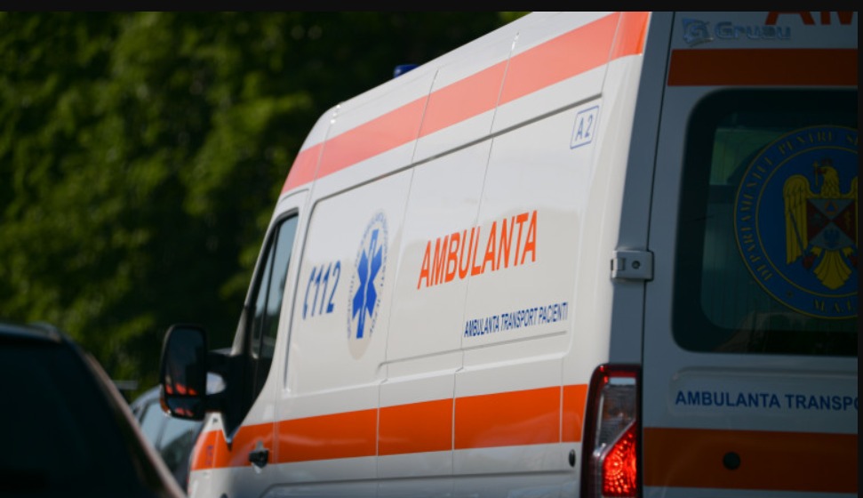 Imagine reprezentând o ambulanță în trafic, simbolizând investigarea unui incident medical la Cluj-Napoca