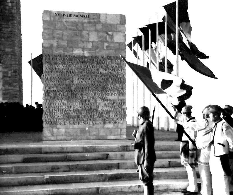 Imagine a Turnului Dezrobirii Basarabiei, un monument impresionant de 30 de metri din Chișinău, construit în 1942 pentru a simboliza eliberarea Basarabiei și identitatea românească.