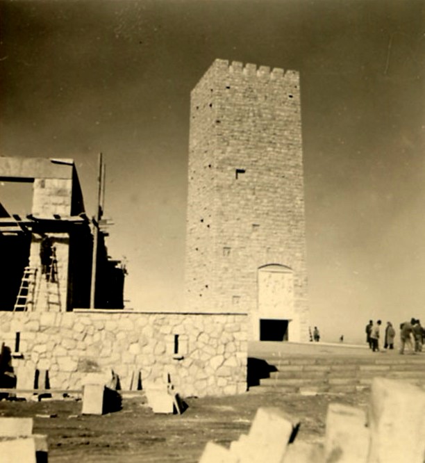 Imagine a Turnului Dezrobirii Basarabiei, un monument impresionant de 30 de metri din Chișinău, construit în 1942 pentru a simboliza eliberarea Basarabiei și identitatea românească.