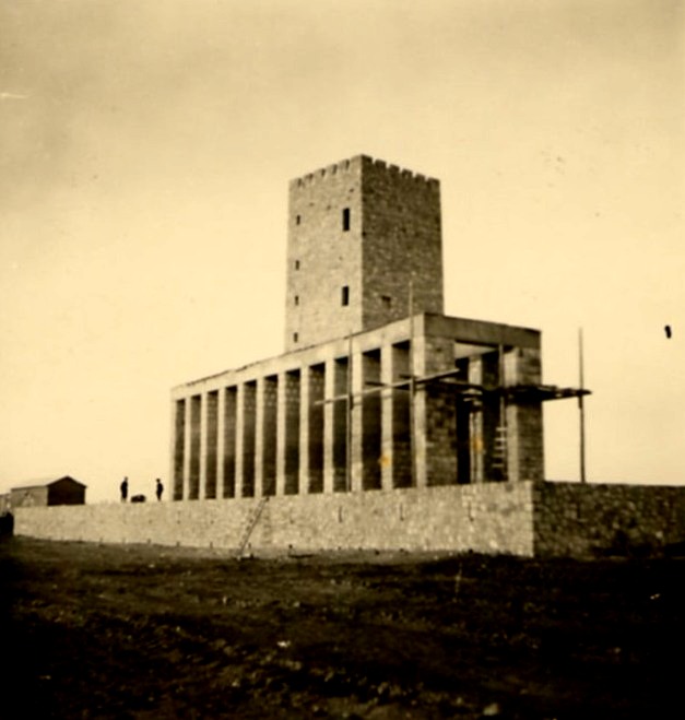 Imagine a Turnului Dezrobirii Basarabiei, un monument impresionant de 30 de metri din Chișinău, construit în 1942 pentru a simboliza eliberarea Basarabiei și identitatea românească.