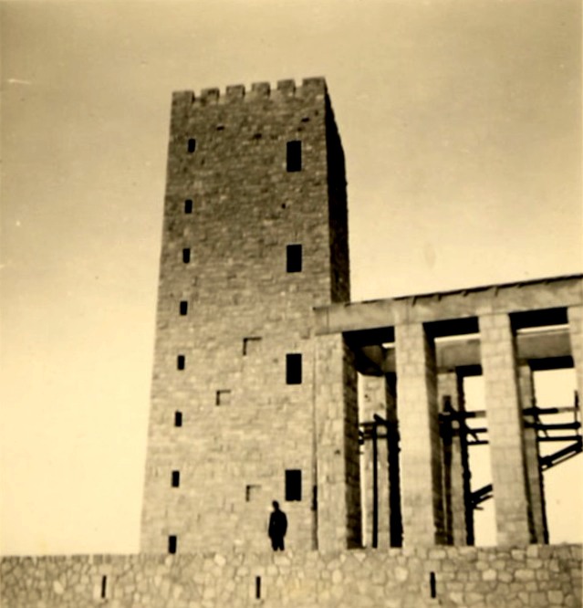 Imagine a Turnului Dezrobirii Basarabiei, un monument impresionant de 30 de metri din Chișinău, construit în 1942 pentru a simboliza eliberarea Basarabiei și identitatea românească.