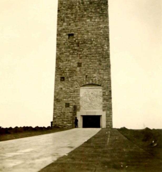 Imagine a Turnului Dezrobirii Basarabiei, un monument impresionant de 30 de metri din Chișinău, construit în 1942 pentru a simboliza eliberarea Basarabiei și identitatea românească.