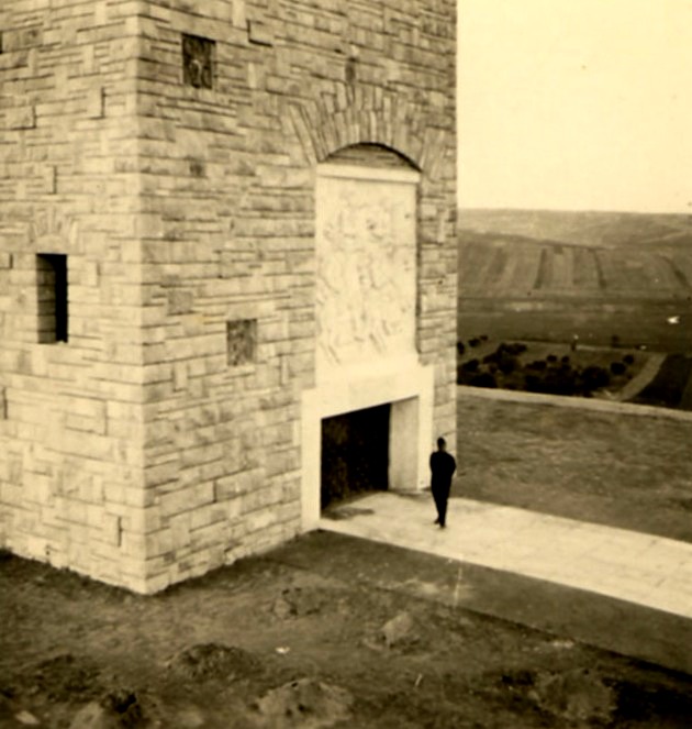 Imagine a Turnului Dezrobirii Basarabiei, un monument impresionant de 30 de metri din Chișinău, construit în 1942 pentru a simboliza eliberarea Basarabiei și identitatea românească.