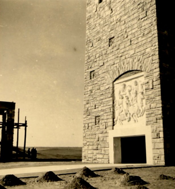 Imagine a Turnului Dezrobirii Basarabiei, un monument impresionant de 30 de metri din Chișinău, construit în 1942 pentru a simboliza eliberarea Basarabiei și identitatea românească.