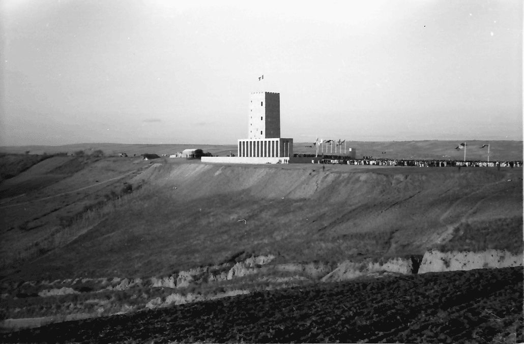 Imagine a Turnului Dezrobirii Basarabiei, un monument impresionant de 30 de metri din Chișinău, construit în 1942 pentru a simboliza eliberarea Basarabiei și identitatea românească.