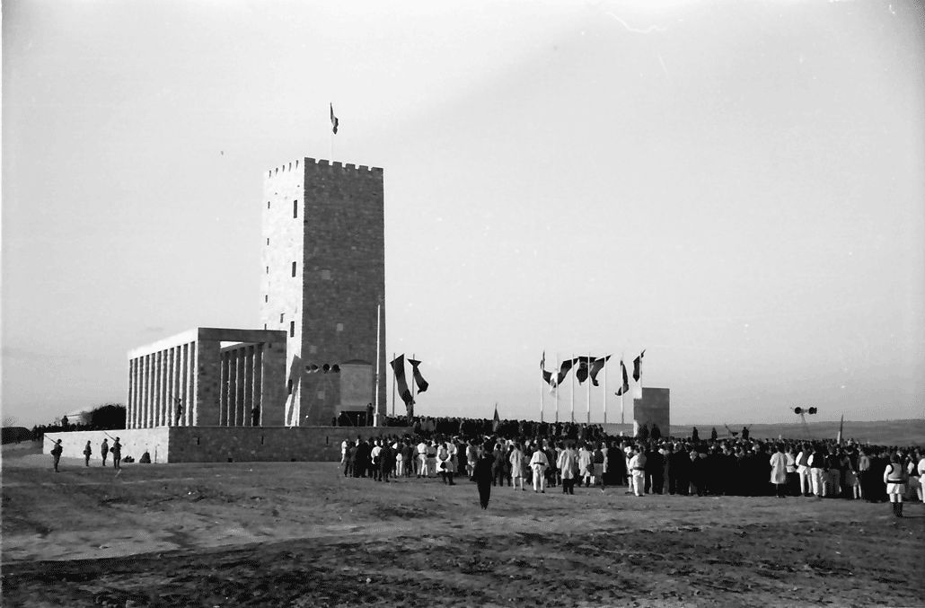 Imagine a Turnului Dezrobirii Basarabiei, un monument impresionant de 30 de metri din Chișinău, construit în 1942 pentru a simboliza eliberarea Basarabiei și identitatea românească.